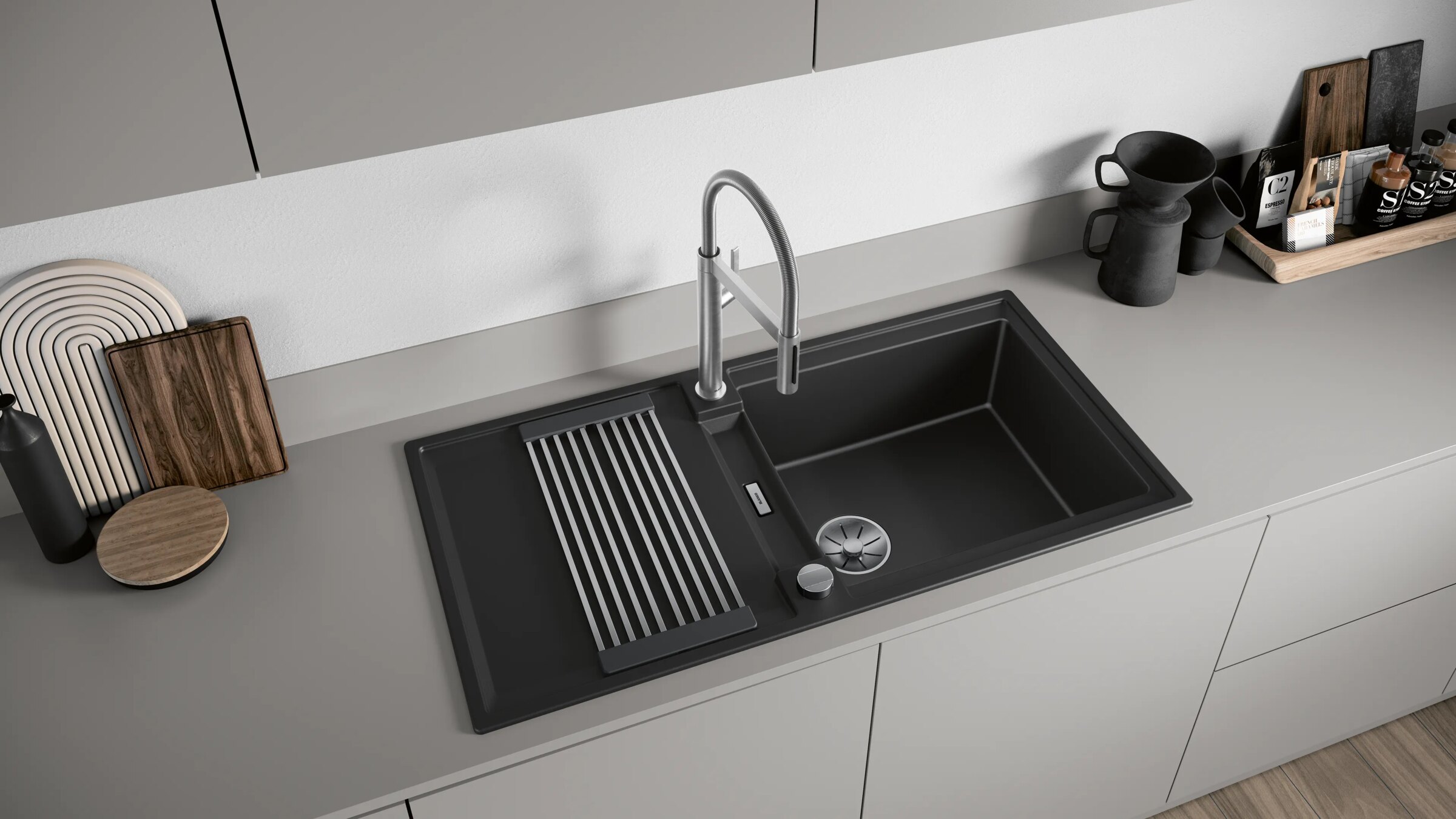 Fregadero BLANCO de SILGRANIT negro instalado en una cocina con grifer&iacute;a y escurridor