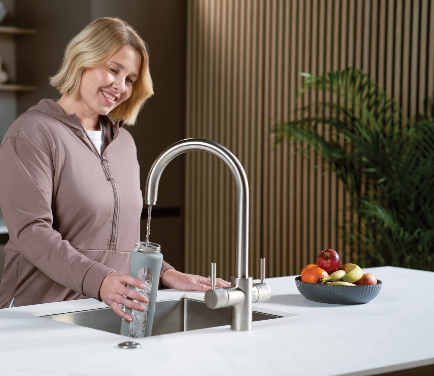 Cocina con fregadero equipado con grifo y triturador InSinkErator