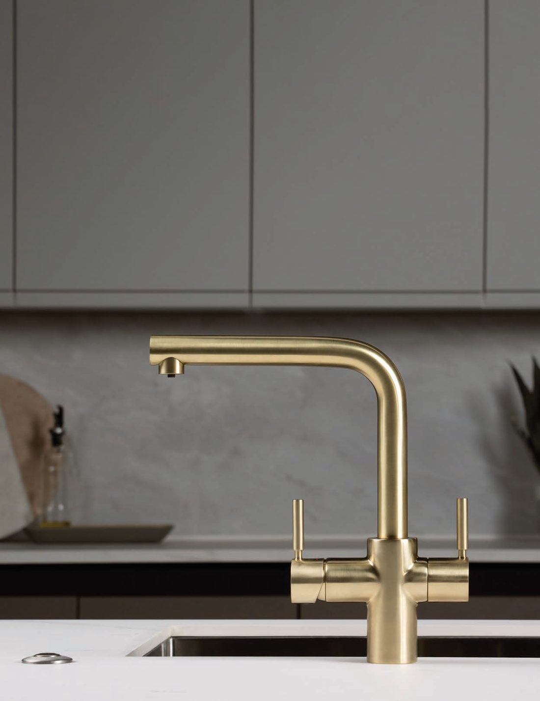 Grifo InSinkErator 3N1 en acabado oro satinado