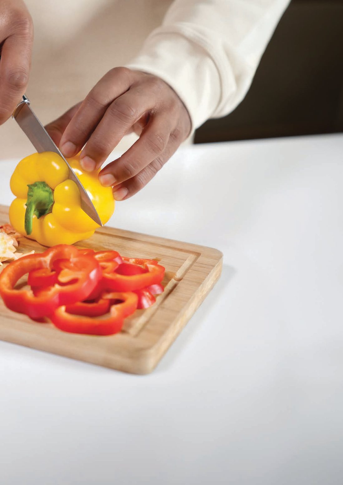 Preparaci&oacute;n de alimentos junto al fregadero con triturador InSinkErator